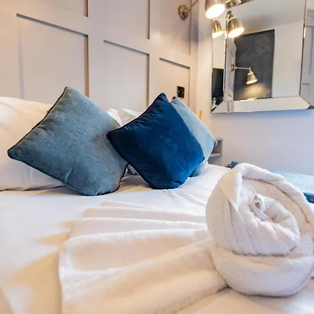 Scenic Marina Getaway Apartment