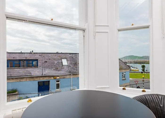 Scenic Marina Getaway