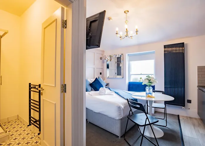 Superb With Marina Views דירה