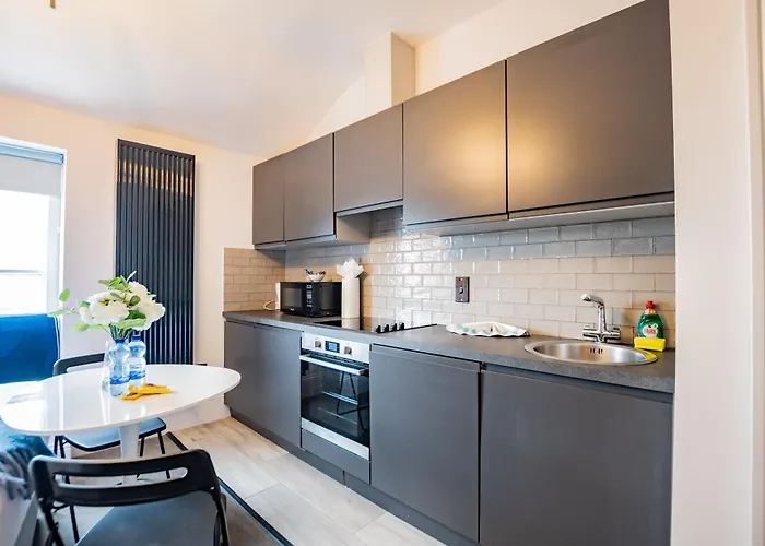 Superb With Marina Views דירה *